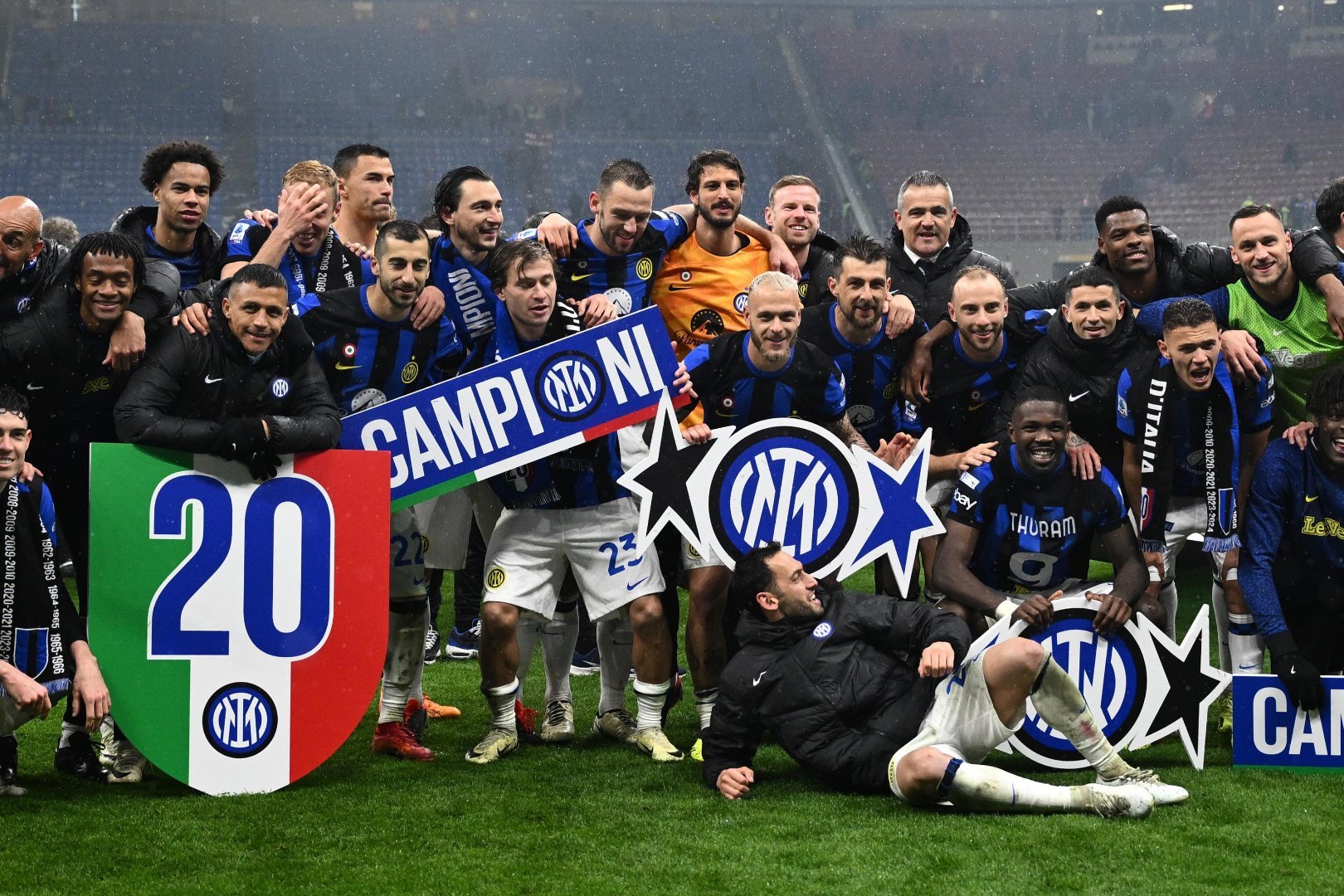 尤文图斯对阵AC米兰：意甲豪门争夺胜利