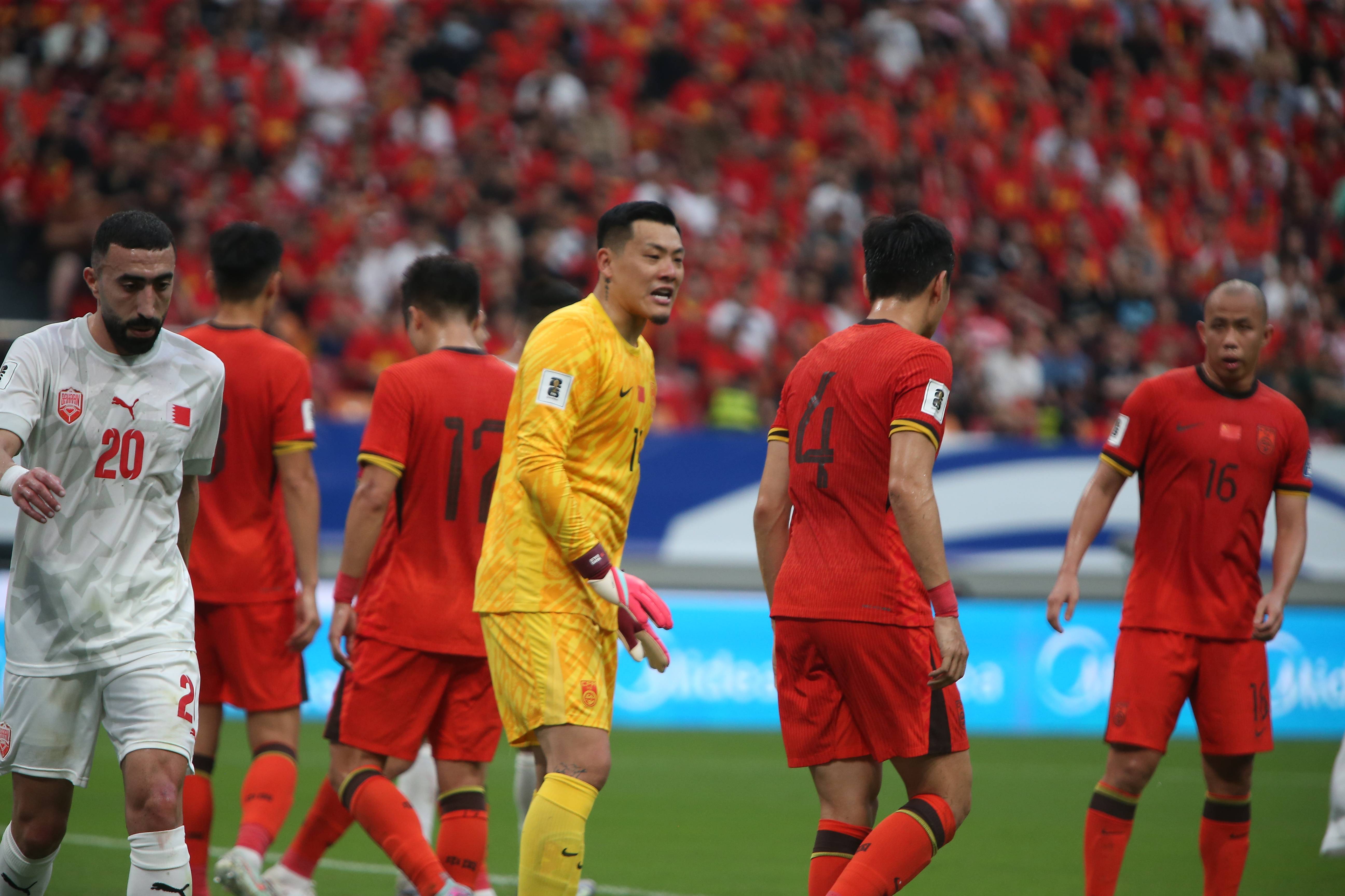 包含重要足球比赛备受瞩目，球队形势紧张的词条