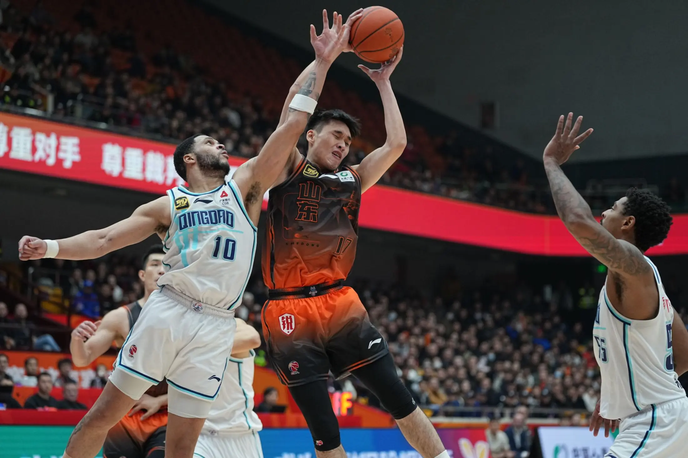 包含新疆队内部生变，球员之间传出不和谣言的词条