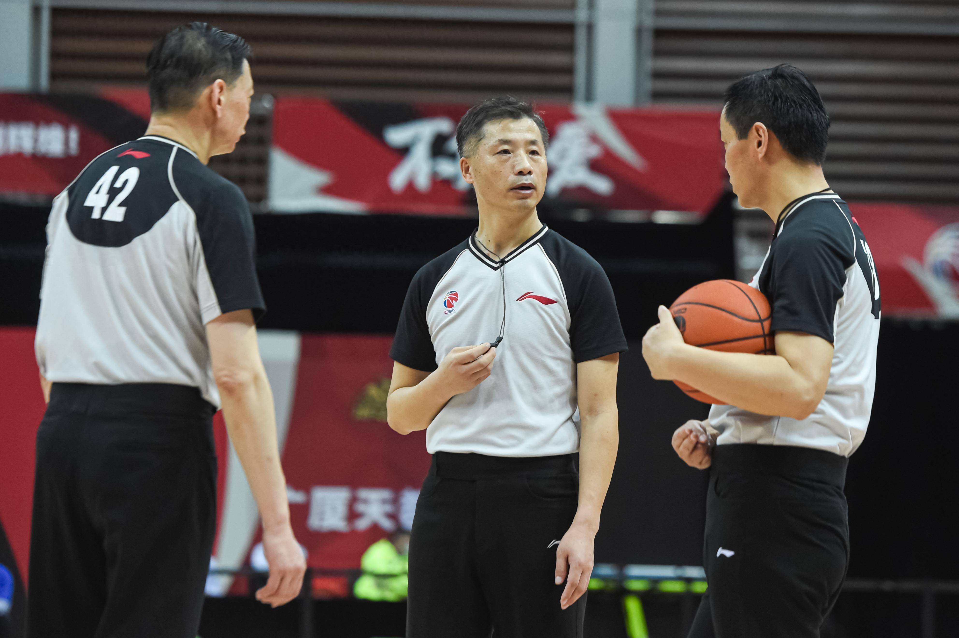 半岛体育注册-上海男篮队员表现稳定胜出河南队