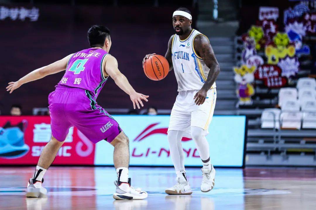 半岛体育直播-重庆男篮力克对手，取得胜利