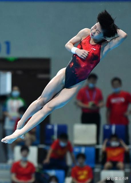 跳水项目中选手挑战高难度动作，取得高分