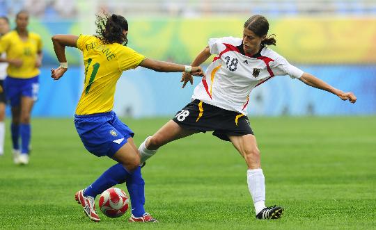 德国足球队在国际比赛中夺冠，展现强大实力