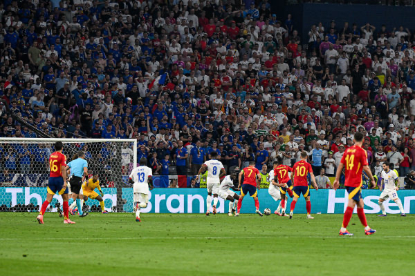 半岛体育注册-法国队险胜，晋级欧洲杯关键一战胜利