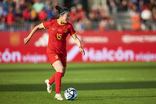 半岛体育在线-中国女足球员努力备战大赛，争夺赛场胜利