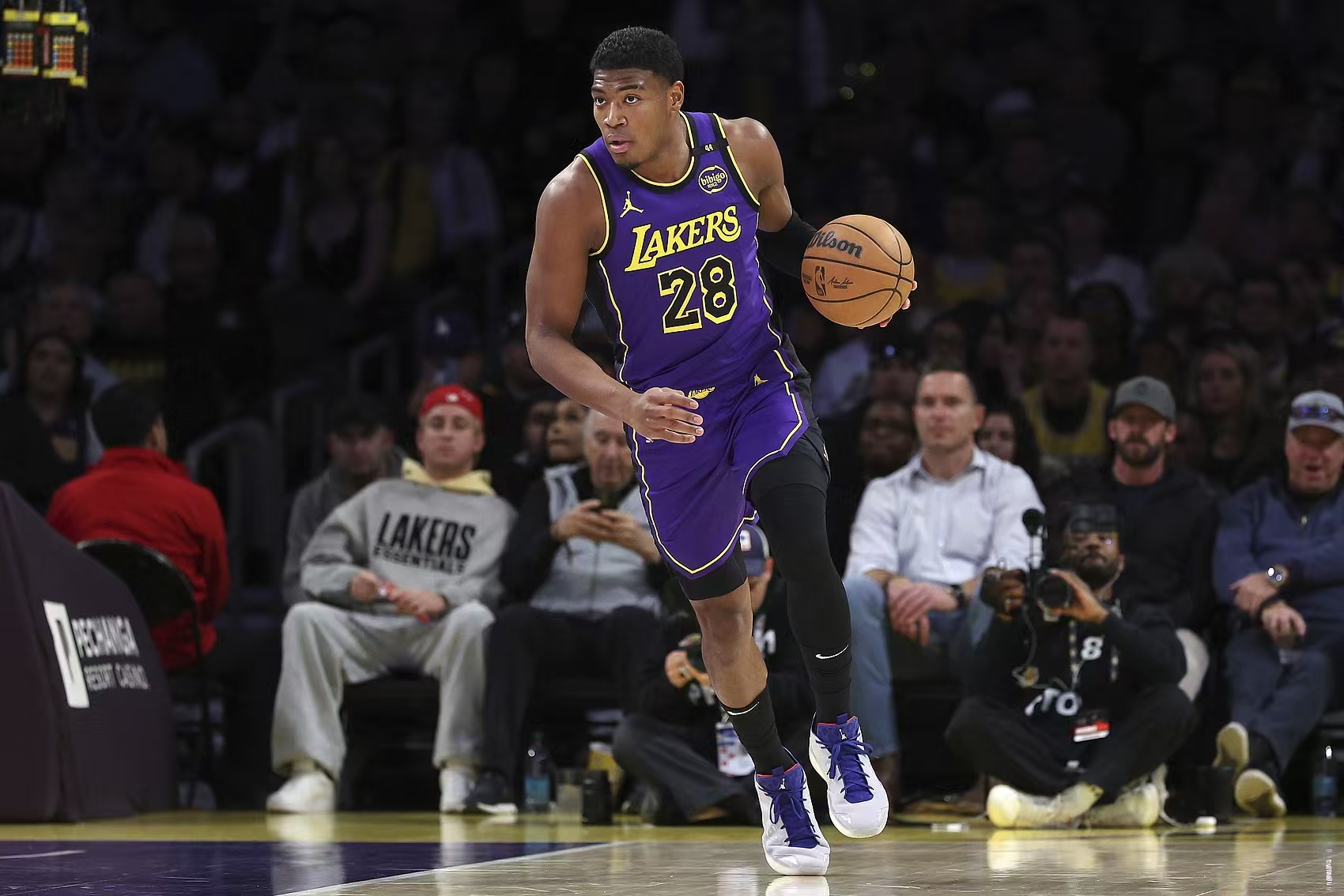 湖人替补球员表现亮眼：团队实力得到全面体现