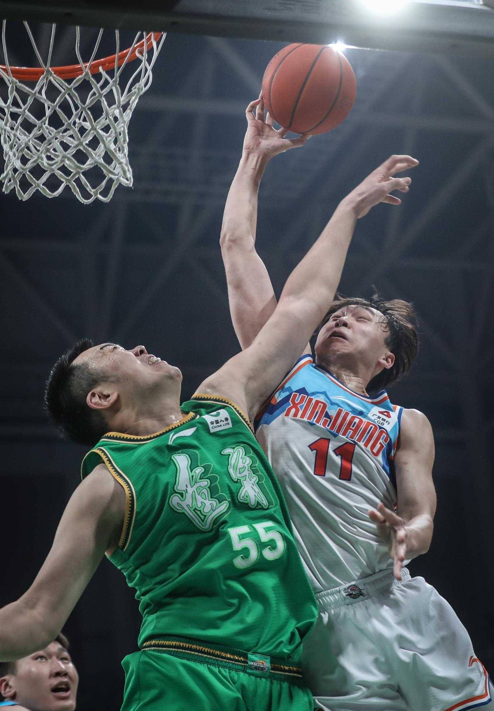 激烈对抗！篮球赛场上的精彩瞬间的简单介绍