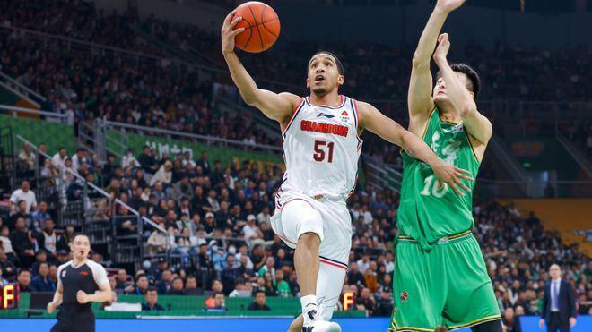 苏格兰队客场作战，奋勇拼搏冲刺胜利