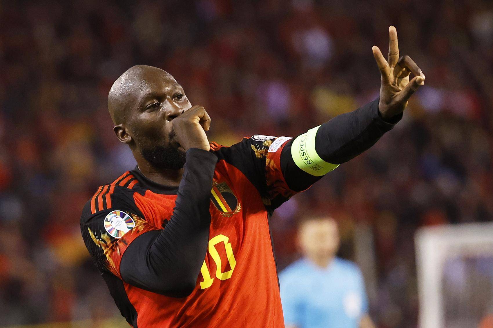 欧预赛比赛进入白热化阶段，球员拼尽全力的简单介绍