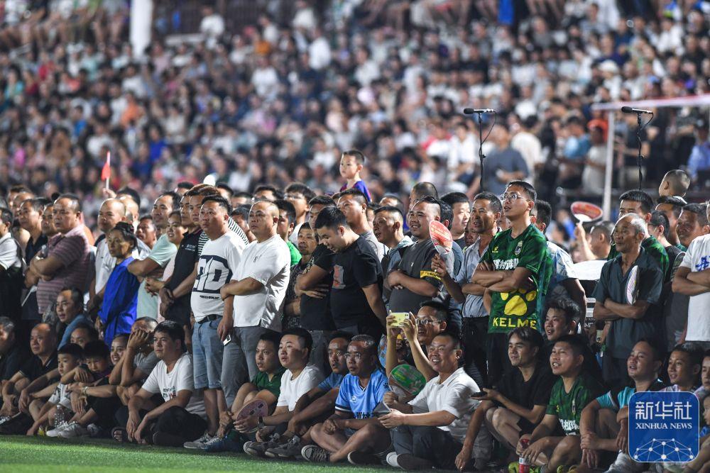 精彩比赛瞬间被球迷拍摄成视频，广泛传播