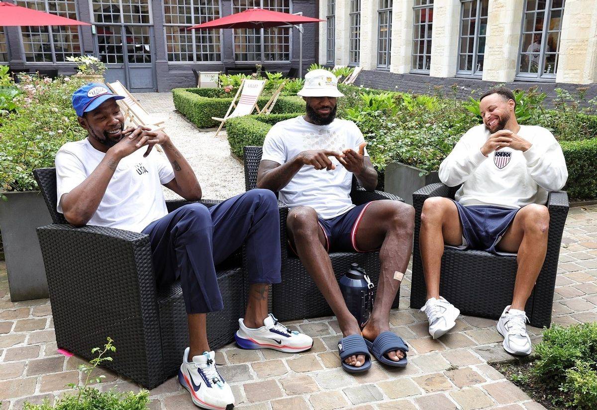 半岛体育视频-勒布朗-詹姆斯在社交媒体上晒出家庭合影，展现温馨一面的简单介绍