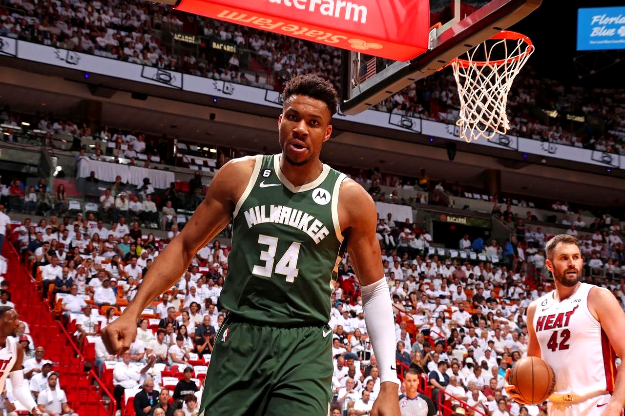 雄鹿再胜凯尔特人，字母哥狂砍35分刷新个人助攻纪录的简单介绍