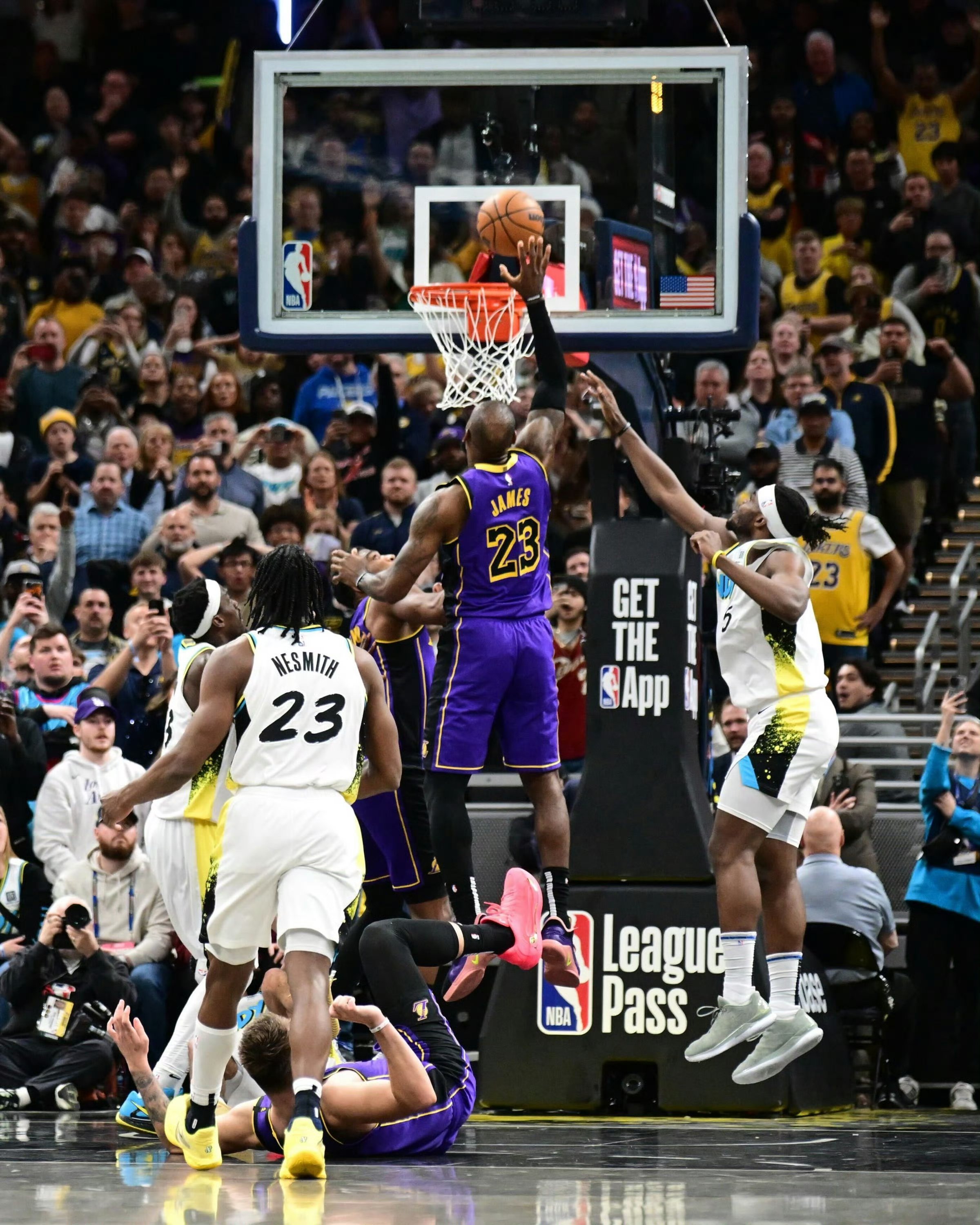 关于篮球巨星连续场比赛得分破百的信息